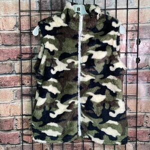 Fluffy cozy camo zip up best women’s size medium